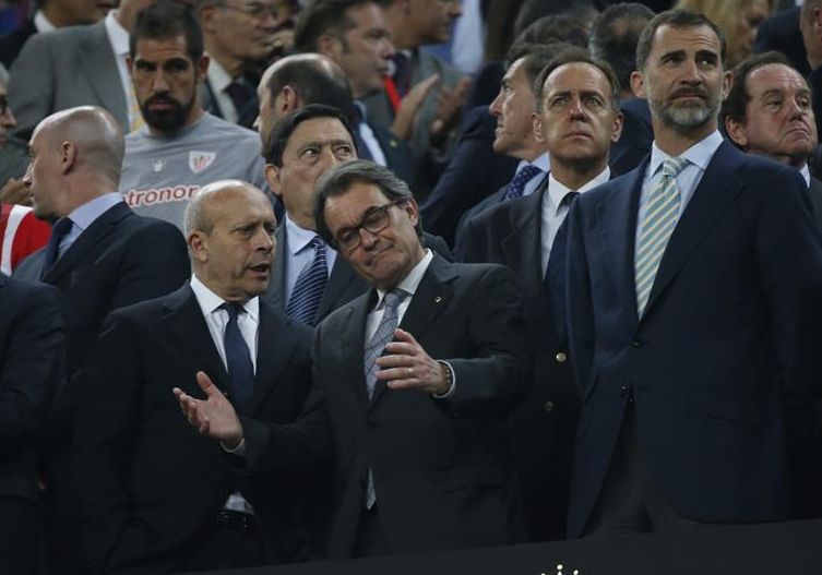 De izquierda a derecha, José Ignacio Wert, conversando con el presidente de la Generalitat, Artus Mas, junto al rey Felipe, al tér,omp del partido de la final de la Copa del Rey em Barcelona. / Juan Carlos Hidalgo (Efe)