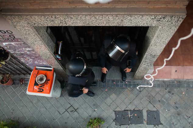 Policías antidisturbios custodiaban esta mañana el portal del inmueble donde vive Asun. / Alejandro Martínez Vélez (Asnerp)