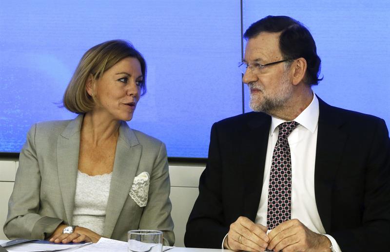 El presidente Mariano Rajoy, acompañado de la secretaria general del PP, María Dolores de Cospedal, durante la reunión que celebró el Comité Ejecutivo Nacional del PP el pasado jueves. / Fernando Alvarado (Efe)