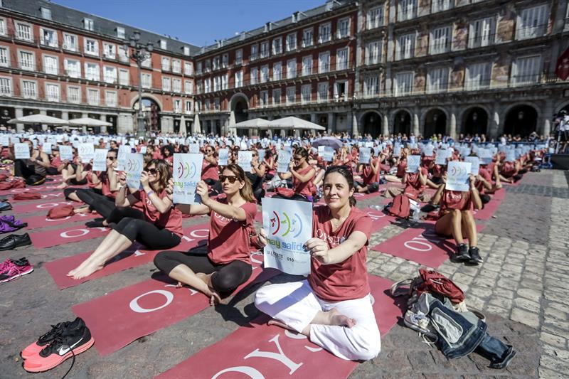Acto convocado el pasado sábado por 'Free yoga' en la Plaza Mayor de Madrid contra la violencia de género dentro de la campaña 'Hay salida'. / Emilio Naranjo (Efe)