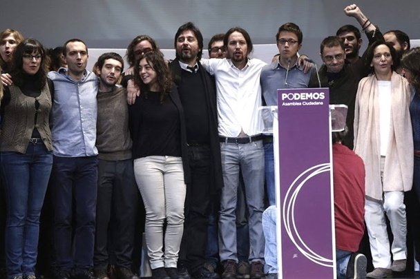 Pablo Iglesias, en el centro, rodeado de parte de los miembros del Consejo Ciudadano Estatal, poco después de ser elegidos, el 15 de noviembre del pasado año. / Chema Moya (Efe)