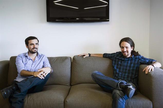 Alberto Garzón y Pablo Iglesias, el pasado 24 de junio, momentos antes de la reunión que mantuvieron en la sede de Podemos. / Luca Piergiovanni (Efe)