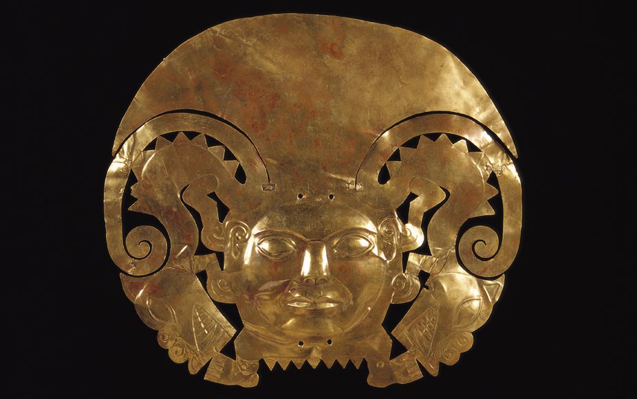 Corona con rostro de felino y guacamayos. Mochica. Época Auge (1 d. de C. - 800 d. de C.). Museo Larco, Perú. / obrasocial.lacaixa.es