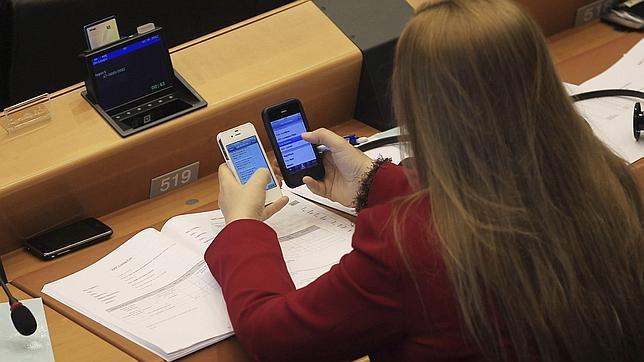 Imagen de archivo de una eurodiputada utilizando dos móviles al mismo tiempo. / Efe