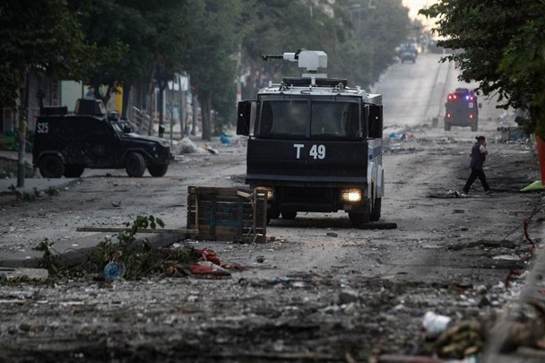 Tanquetas y camiones antidisturbios ocupan una calle de Gazi (Istanbul) para controlar las protestas por las redadas de la Policía. / Efe