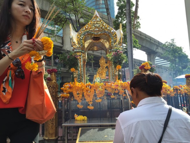 Peregrinos encienden incienso ante la estatua del dios Brahma en el templo de Erawan. (Mónica G. Prieto)