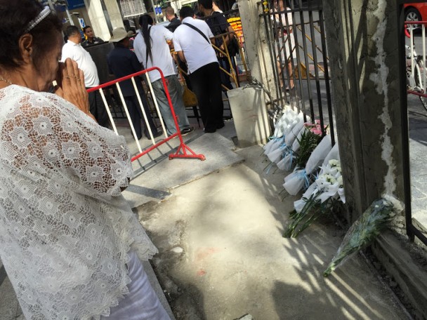 Una mujer deja flores en el socavón dejado por el explosivo, hoy relleno de cemento. (M.G.P.)