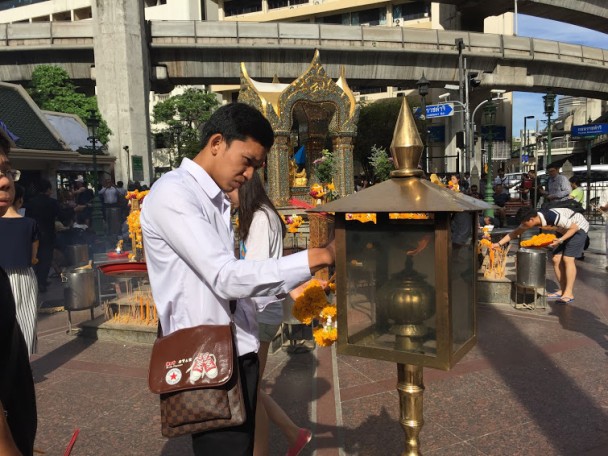 Un hombre enciende incienso frente a la estatua de Brahma. (M.G.P.)