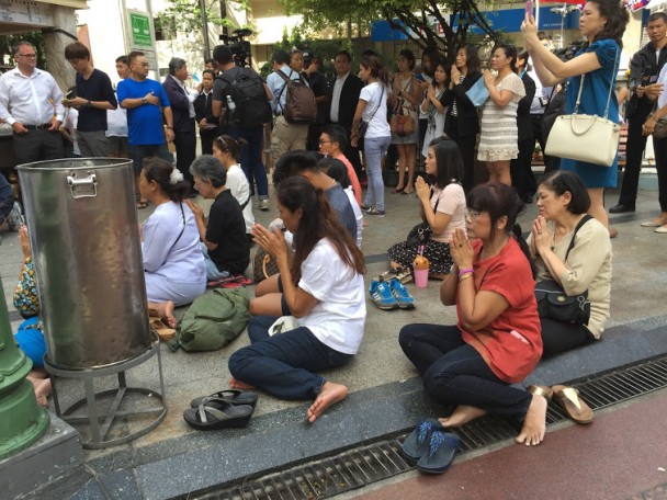 Rezos en el templo de Erawan. (M.G.P.)