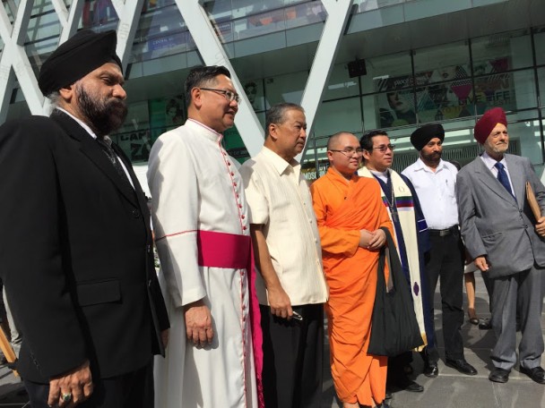 Representantes de cinco religiones, tras el funeral celebrado hoy por las víctimas en Bangkok.