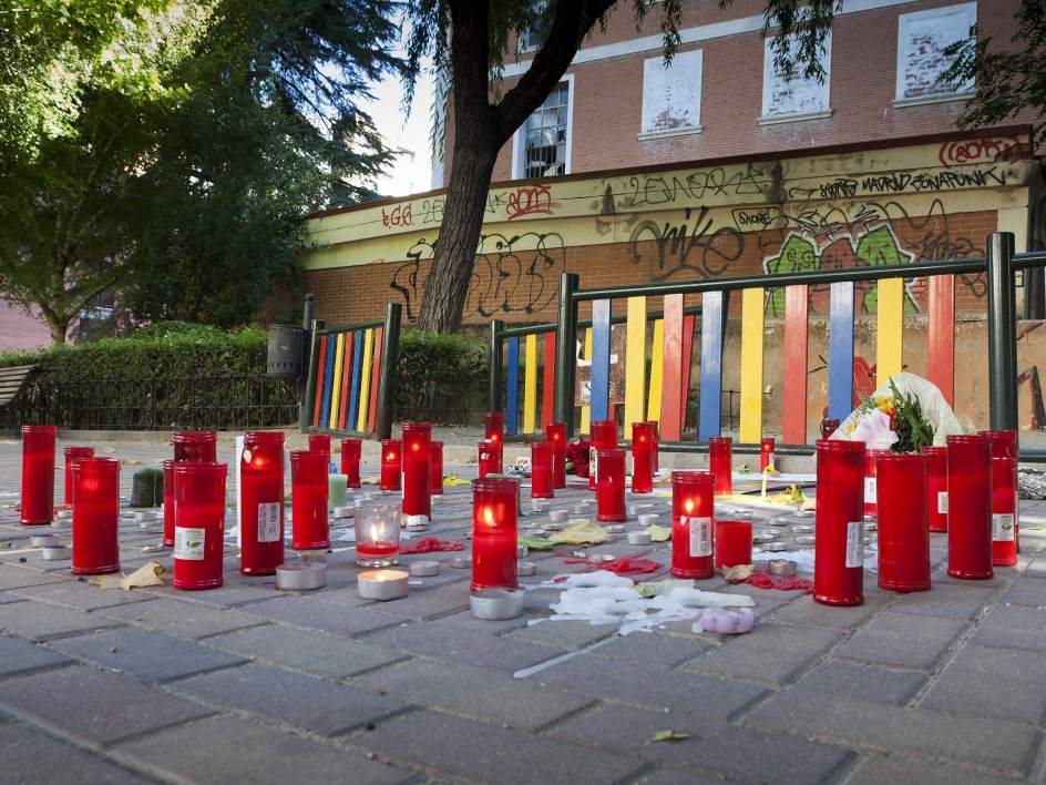 Homenaje improvisado a Marina Okarynska y Laura del Hoyo en una calle conquense. / Efe