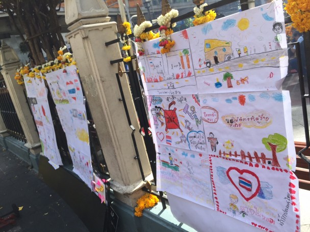 El atentado, según escolares tailandeses. Los dibujos decoran la valla del Templo. (M.G.P.)