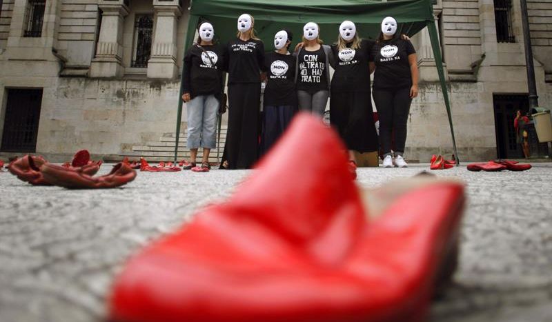 La asociación Ve-la Luz llevó el pasado miércoles su campaña "Zapatos Rojos" contra la violencia de género frente al TSXG tras el suceso que acabó con la vida de dos hermanas menores de edad, presuntamente víctimas de un crimen perpetrado por su padre. Cabalar (Efe)
