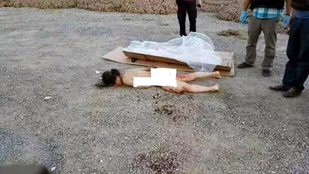 Fotografía del cuerpo de Kevser Elturk tal y como fue abandonado en Varto (Turquía). / Bestanuce