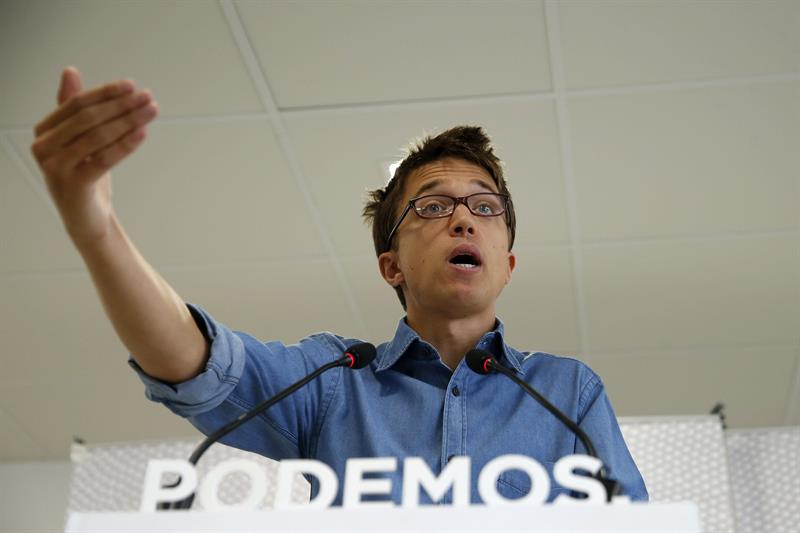 Iñigo Errejón, ayer viernes, durante la rueda de prensa convocada por Podemos para aborda la situación de Grecia. / Juan Carlos Hidalgo (Efe)
