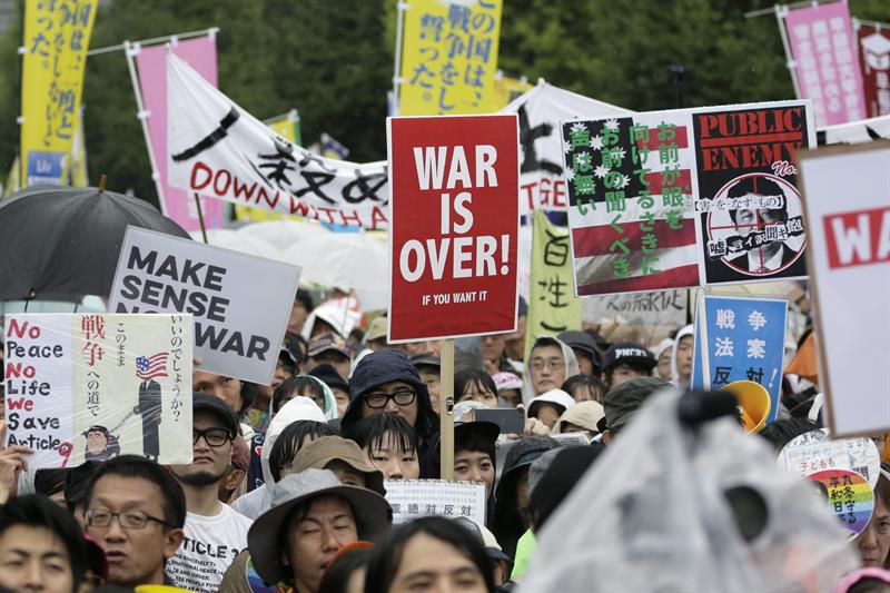 Imagen de la manifestación celebrada ayer domingo en Tokio en protesta contra el proyecto de reforma consitutcional del gobierno nipón. / Kiyoshi Ota (Efe)