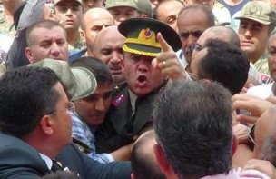 El teniente coronel Alkan, gritando contra el Gobierno turco. / Bianet.org