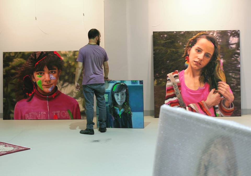 Preparativos de la exposición de Alejandro Carpintero en la sede de Arcilla