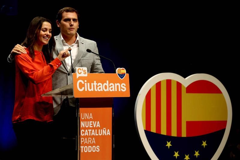 La candidata de Ciudadanos a la presidencia de la Generalitat, Inés Arrimadas, y el presidente de la formación, Albert Rivera, durante su intervención en el acto de fin de campaña celebrado en la plaza Virrei Amat de Barcelona. / Toni Albir (Efe)