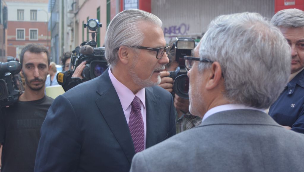 El exjuez Baltasar Garzón y Gaspar Llamazares momentos antes del comienzo del acto de confluencia organizado, entre otros, por Izquierda Abierta. / S. D.