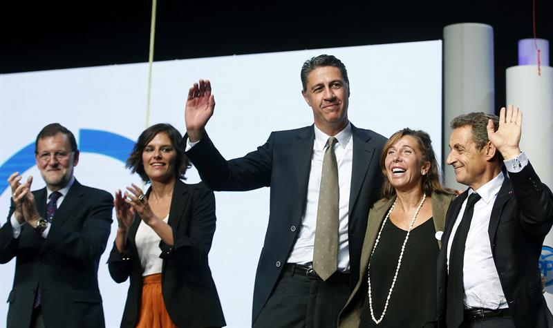 De izquierda a derecha, Mariano Rajoy, Esperanza García, Xavier García Albiiol, Alicia Sánchez Camacho y Nicolás Sarkozy, la pasada noche, durante el cirre de campaña del PP. / Andreu Dalmau (Efe)
