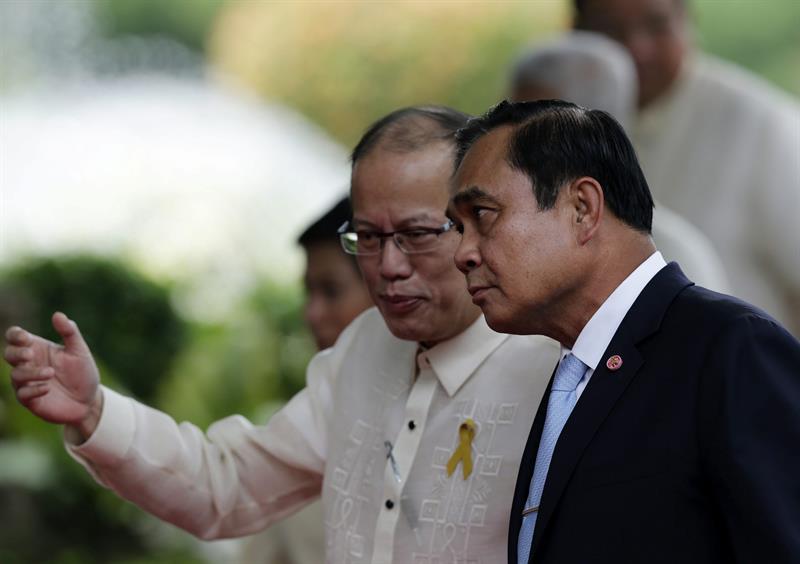 El presidente filipino, Benigno Aquino (izda), junto al primer ministro tailandés, Prayut Chan-ocha, durante una ceremonia de bienvenida en el palacio presidencial de Malacanang en Manila el pasado 28 de agosto. / Francis R. Malasig (Efe)