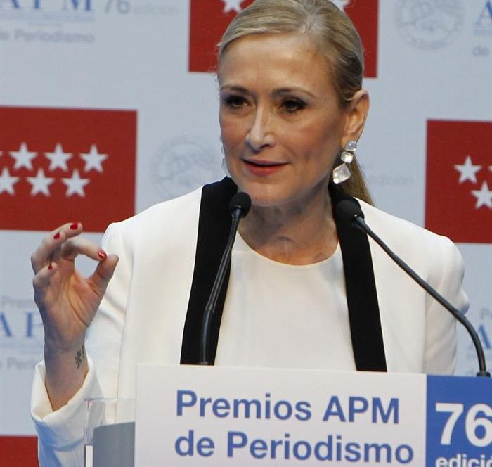 La presidenta de la Comunidad de Madrid, Cristina Cifuentes, ayer miércoles, durante la entrega de los premios APM de periodismo. / Juan M. Espinosa (Efe)