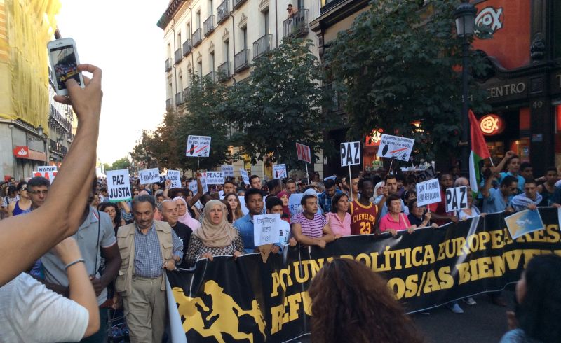 Imagen de la pancarta de la cabecera de la manifestación portada por representantes de diversos colectivos de inmigrantes. / C . P.