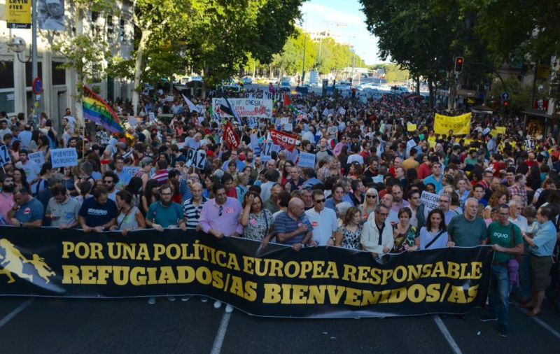 Dirigentes políticos y sindicales portando otra de las pancartas de la manifestación. / Cumbre Social