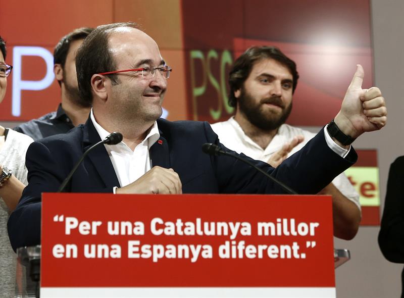 El candidato del PSC, Miquel Iceta, durante su valoración ante los medios de comunicación en la sede de los socialistas catalanes en Barcelona, de los resultados obtenidos en las elecciones catalanas. EFE/Jesús Diges.