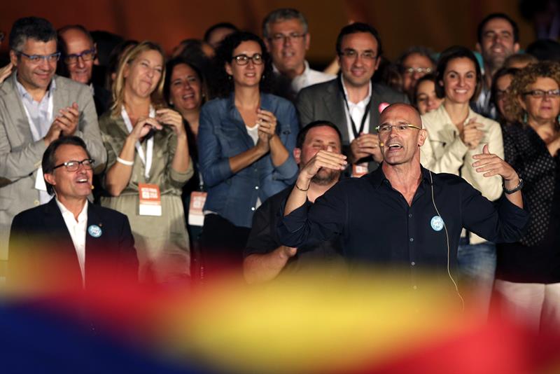 El cabeza de lista de "Junts pel Si", Raül Romeva, a la derecha, durante su intervención en el mitin de final de campaña para las elecciones catalanas celebrado la noche del viernes en la Avenida María Cristina de Barcelona. /Alberto Estévez (Efe)