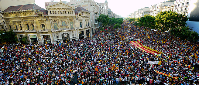 Imagen panorámica de la multitudinaria manifestación celebra en Barcelona en ... contra la sentencia del Tribunal Constitucional sobre la reforma del Estatuto de Autonomía. / Efe