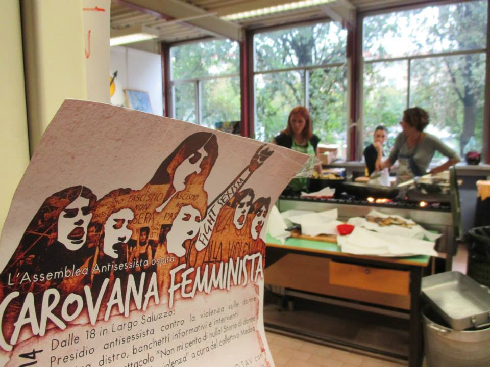 Instantánea de uno de los espacios de organización de la Caravana Feminista a su paso por Turín, los días 14 -16 de septiembre. / Caravana Feminista 2015 (Facebook)