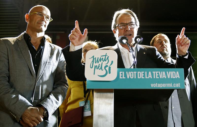 De izquierda a derecha, Raül Romeva, Artur Mas y Oriol Junqueras, celebrando anoche el triunfo en las elecciones catalanas. / Andreu Dalmau (Efe)