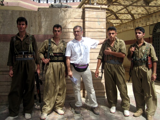 Fotografiado con varios "peshmergas" del Partido Democrático del Kurdistán en el norte de Irak.