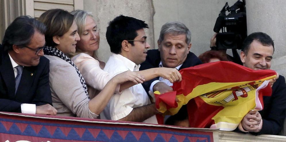 La actuación de Gerardo Pìsarello, en el centro de la imagen, intentando que se desplegara una bandera española durante los actos de la Mercé ha sido trending topic durante la campaña catalana. / EfE