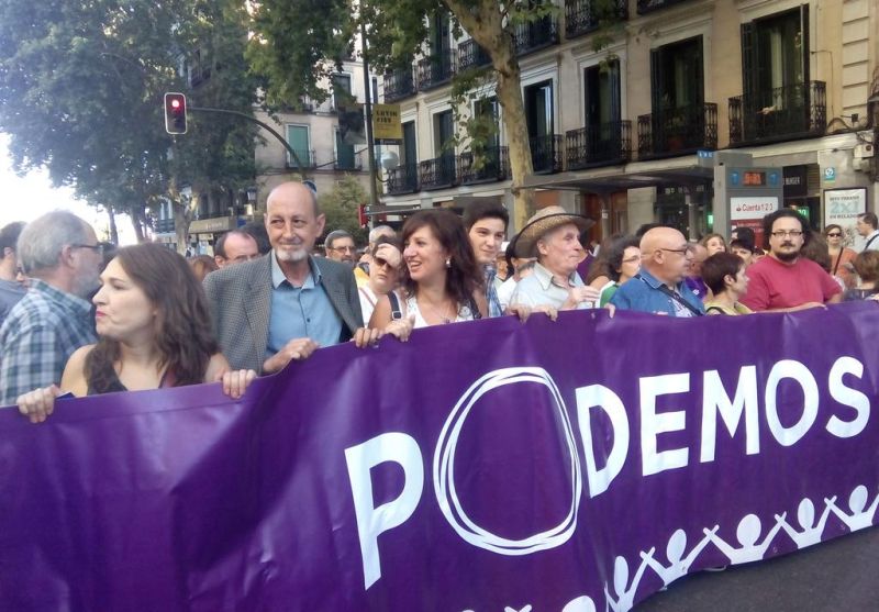 Jesús Montero, segundo por la izquierda, junto a otros dirigentes de Podemos en la manifestación. / Podemos