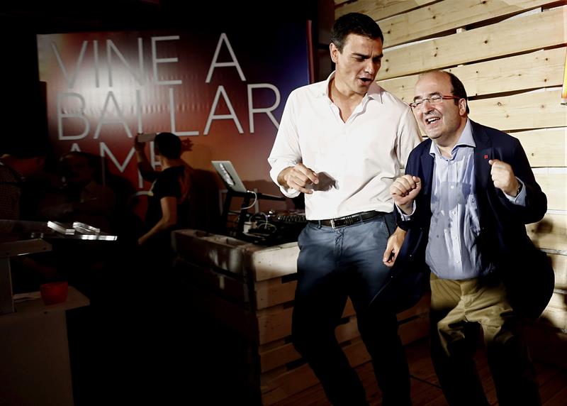 El secretario general del PSOE, Pedro Sánchez (i), y el candidato del PSC, Miquel Iceta, en el acto de cierre de campaña celebrado esta noche en Barcelona. EFE/Jesús Diges