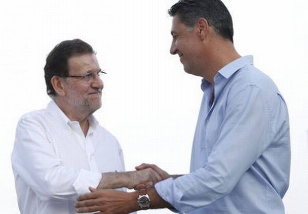 García Albiol, candidato a la presidencia de la Generalitat y Mariano Rajoy, presidente del Gobierno estrechan sus manos. / Efe