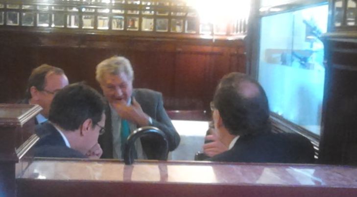 De izquierda a derecha, Alfonso Alonso, ..., Jesus Posadas, y Mariano Rajoy, ayer, almorzando en el Bar Manolo, junto al Congreso. / L. D.