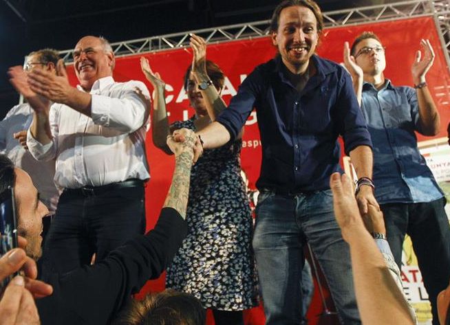 El acto de cierre de campaña de Sí que es pot, celebrado en Hospitalet de Llobregat, contó con la presencia del candidato Lluis Rabel, Pablo Iglesias e Iñigo Errejón. / Quique García (Efe)