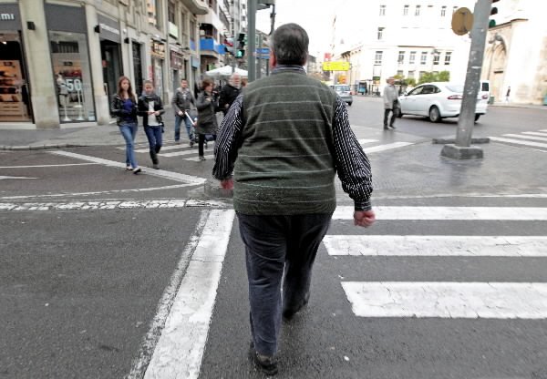 El sobrepeso es uno de los problemas de la salud de los españoles, según la OMS. / Manuel Bruque (Efe)