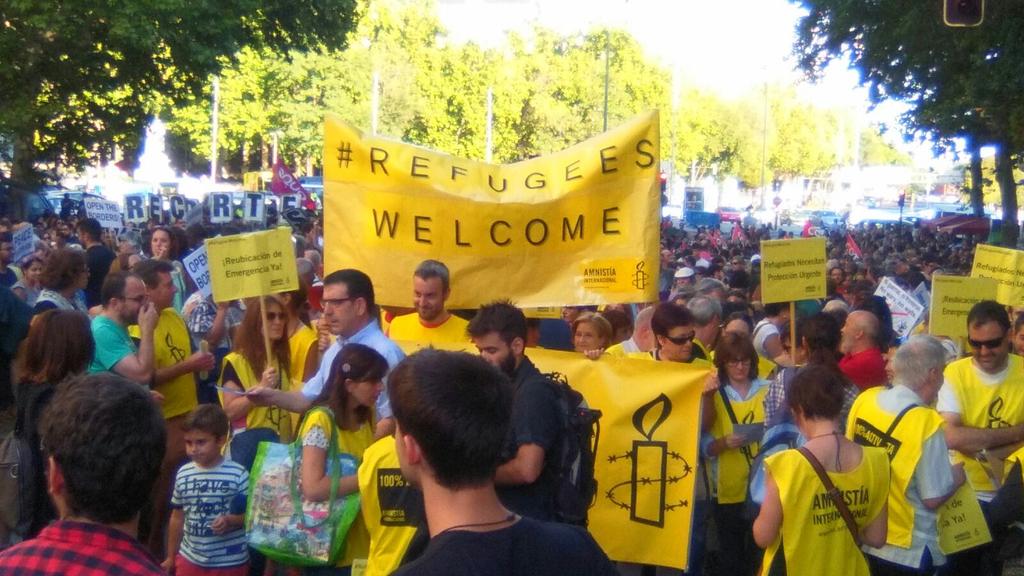 Activistas de Amnistía Internacional participando en la manifestación. / sos racismo