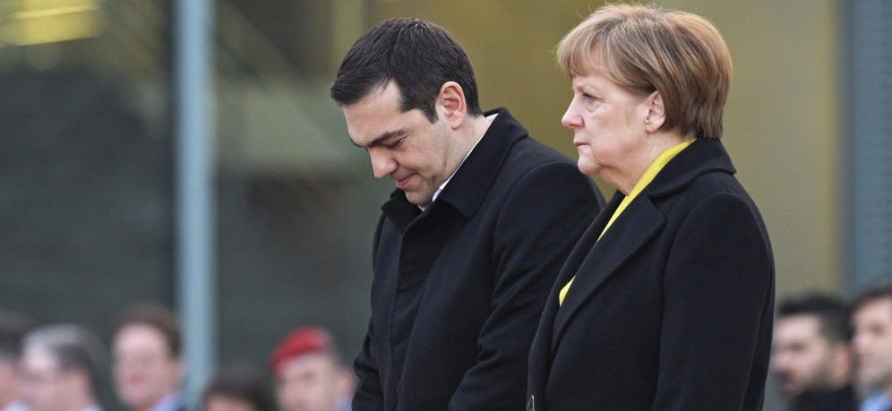 Alexis Tsipras y Angela Merkel en una imagen de archivo durante la visita del primer ministro griego a Alemania. / Efe