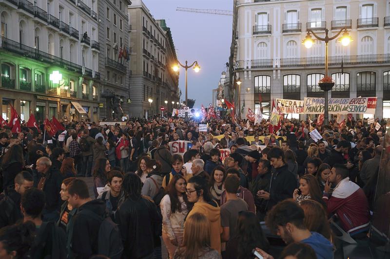 Imagen de los manifestantes en la Puerta del Sol durante la concentración de esta tarde. / Kiko Huesca (Efe)
