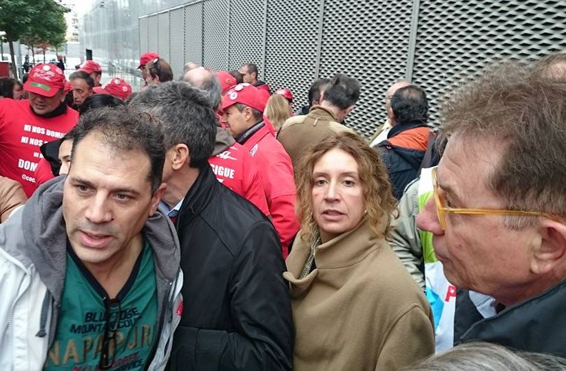 Juan Carlos Asenjo, ayer, recibiendo el apoyo de sus compañeros antes de declarar en el juzgado número 5 de Fuenlabrada. A la derecha, el secretario de CCOO de Madrid, Jaime Cedrún. / Madrid Sindical