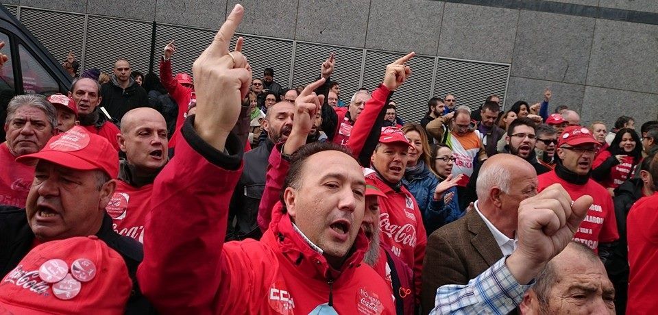 Imagen de ayer de la concentración de apoyo a Juan Carlos Asenjo a las puertas de los juzgados de Fuenlabrada. / Madrid Sindical