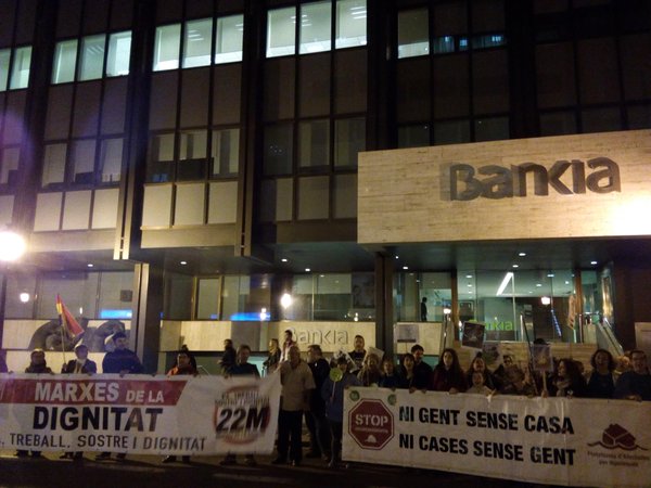 Protesta en Valencia ante la sede de Bankia. / @PAH_Valencia