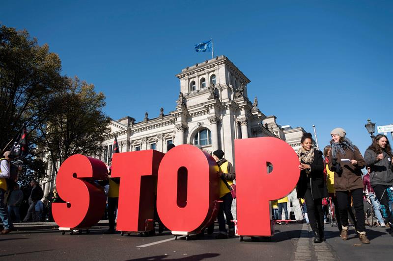 El objetivo de la protesta celebrada en Berlín es parar las negociaciones entre EEUU y la UE en materia de comercio. / Gregor Fischer (Efe)