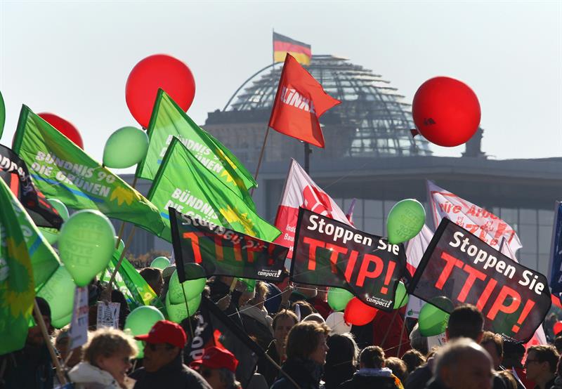 Según los organizadores, la protesta ha reunido a 250.000 personas en las calles de Berlín. / Wolfram Steinberg (Efe)